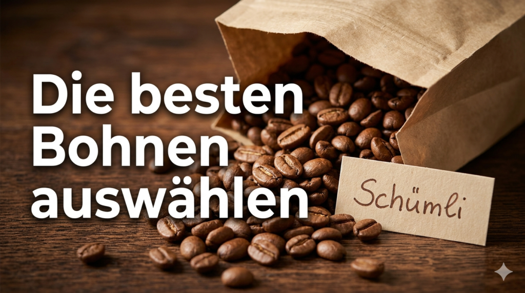 Kaffeebohnen fallen aus einer Kraftpapiertüte auf dunkles Holz, mittelhell geröstete Bohnen glänzen.